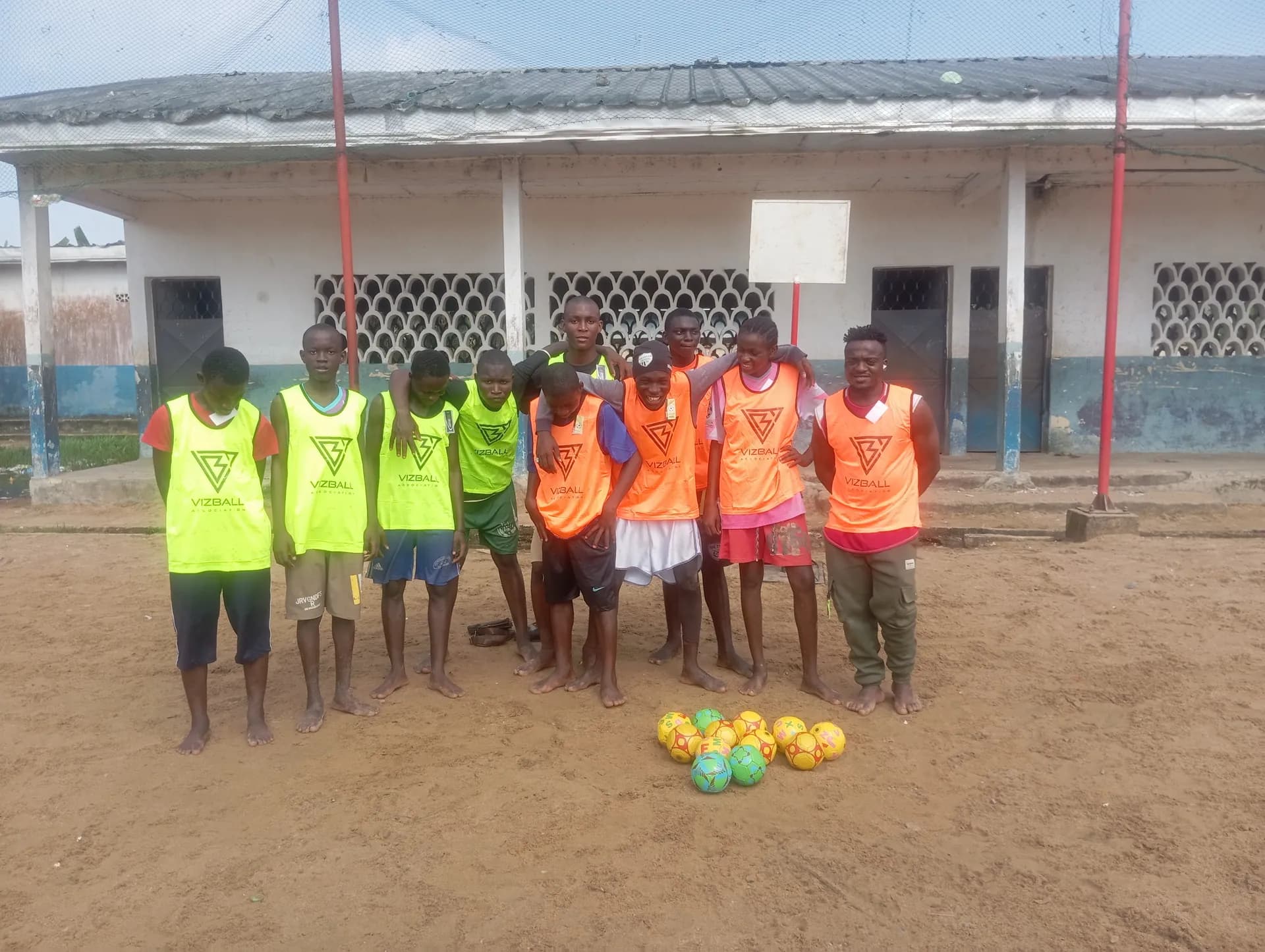 De jeunes joueurs en chasubles Vizball, leurs ballons posés devant eux